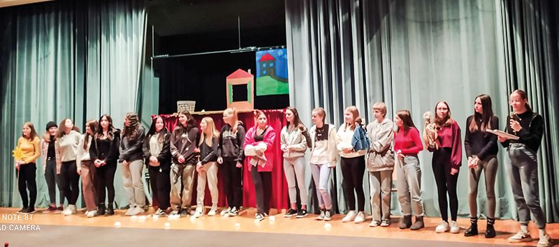 Das Puppentheater verlangte von den Schülerinnen der 3. Klassen des SOGYM viel ab. Es galt einen beträchtlichen Aufwand zu bewältigen, bis das Märchen „Frau Holle“ zur Aufführung gelangen konnte. Alle hatten alle Hände voll zu tun. Am Ende war das Projekt ein voller Erfolg.