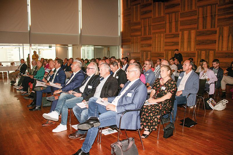 Die Teilnehmer:innen der Tagung waren abschließend von Johannes Graf Trapp zu einem Empfang in der Churburg geladen.  Dort erwartete sie auch Altlandeshauptleute Luis Durnwalder.