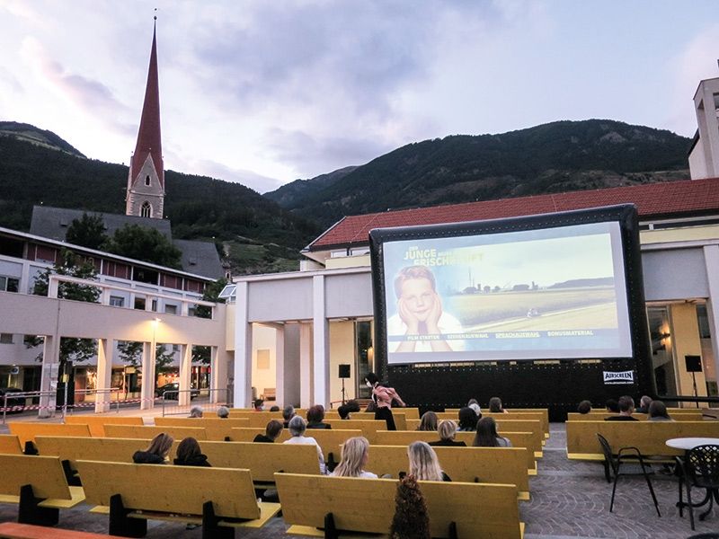 Freilichtkino am Kulturhausplatz in Schlanders. Dieses Jahr am 1. Juli „Der Junge muss an die frische Luft“ über die Kindheitsgeschichte von Hape Kerkeling. Am 1. August wird der Tanzfilm „Yuli“ aufgeführt.
