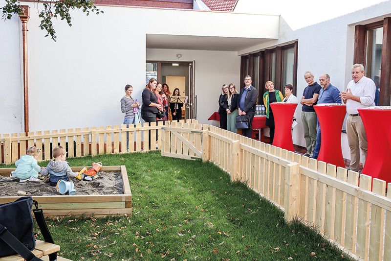Bei einem Tag der offenen Tür am Samstag, 7. Oktober wurde die Kindertagestätte „Stadtzwerge“ in  Glurns eröffnet. Pfarrer Werner Mair segnete die Räumlichkeiten 
