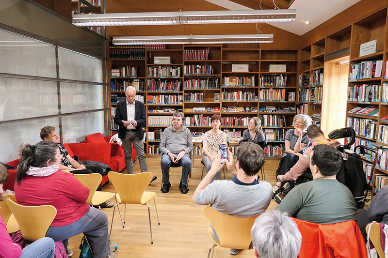 Am 28. Mai gab es eine Lesung in Leichter Sprache in der Bibliothek Schlandersburg: v. l.: Roland Schroffenegger, Robert Mumelter, Karin Pfeifer, Sabrina Simons und Helga Mock