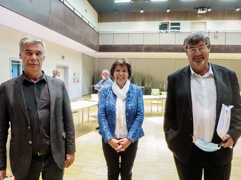 Der SVP-Bezirksobmann und Parlamentarier Albrecht Plangger und sein Stellvertreter, der BM Helmut Fischer luden die Landesrätin Maria Hochgruber Kuenzer zu einem Informationstreffen über das neue Landesgesetz „Raum und Landschaft“ nach Latsch ein. Im entsprechenden Abstand und mit Maskenschutz wurde recht heftig diskutiert und auch von vielen der Unmut über die fehlende Klarheit bei der Durchführung des Gesetzes geäußert. 