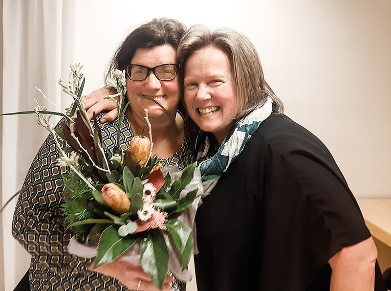 Wurde von der Vorsitzenden Sandra Kuppelwieser (rechts) bei der Vollversammlung mit einem Blumenstrauß überrascht – Berta Lamprecht, die 25 Jahre im Bildungsausschuss Tarsch tätig ist.