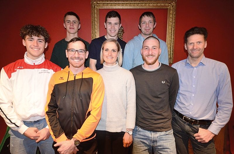 Im Bild der neue Ausschuss von vorne links: Manuel Modica,  der neue Präsident Tobias Lechthaler, Monika Müller, Fabian Waldner, Hannes Gamper. Hinten links: Moritz Graf, Mirko Lepir und Christian Gerstl