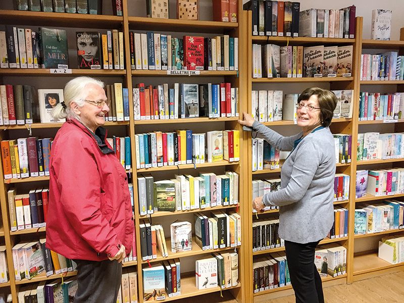 v. l.: Margarete Pichler und Ilse Pircher, ehrenamtliche Mitarbeiterin in der Bibliothek in Tarsch