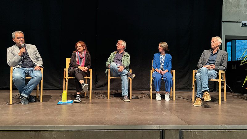 Diskussion über die Europawahl und Weckruf für die Gemeinderatswahlen 2025 in der Basis in Schlanders v. l.: Paul Köllensperger (Team K), Brigitte Foppa (Grüne), Moderator Heinrich Zoderer, Andrea Perger (Bürgerliste Laas) und Karl Bernhart (Bürgerliste Prad)