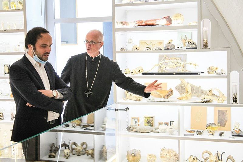 Abt Markus Spanier zeigt dem Schul-Landesrat Philip Achammer das neue „Kuriositätenkabinett“ in Marienberg