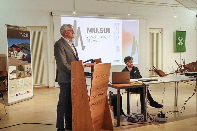 v. l.: Toni Patscheider bei der Vorstellung des Projektes MU.SUI anlässlich der Vollversammlung; rechts: Alexander Lutt