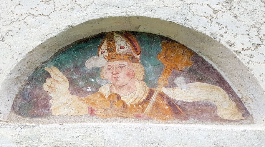 Brustbild des Heiligen Nikolaus in der Nische über der Eingangstür (Archiv Heinrich Moriggl)