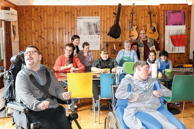 Fabian, Ruth, Sarah, Heidi, Lorena, Peter und Andreas (Christian fehlt) mit ihren Betreuerinnen Verena und Marion von der Lebenshilfe Vinschgau mit Isolde Veith und Roland Parth