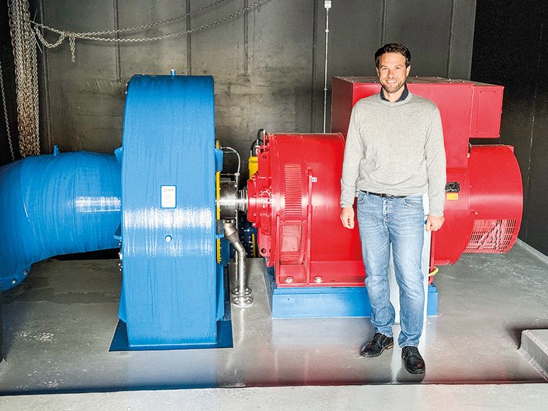 Der Geschäftsführer der E-Werk Prad Genossenschaft Michael Wunderer vor den neu eingebauten Maschinen (Turbine mit Generator) im Mühlbachwerk II
