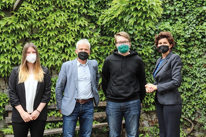 v.l. Vera Maria Raffeiner, Leiter der Gruppe Übungsfirma an der WFO Stephan  Dietl, Alex Claudini und Barbara Jäger von Business Pool