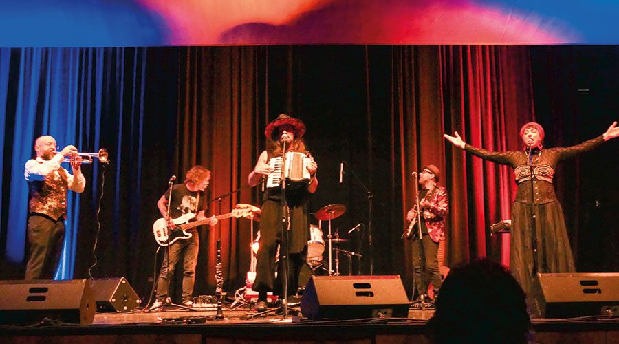 Luca Bassanese mit seiner Band