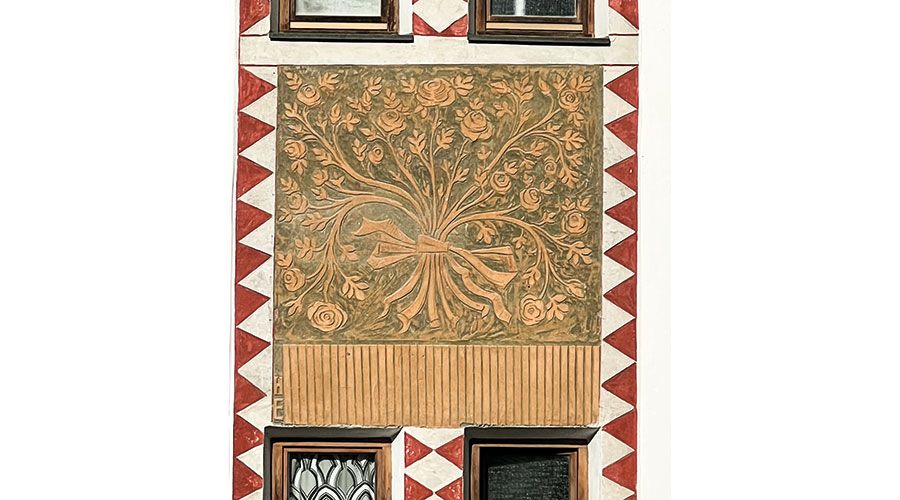 Das Sgraffito mit den roten Rosen