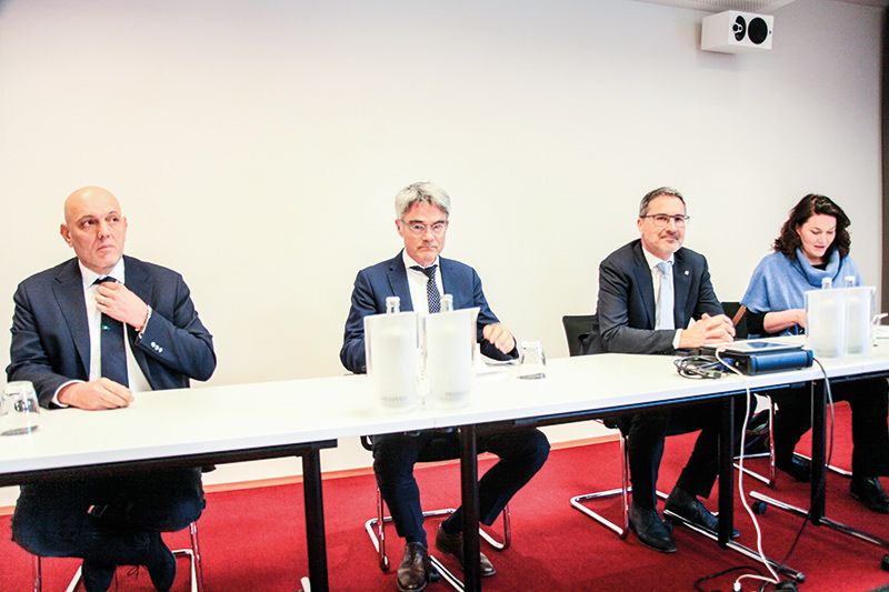 v. l.: Massimo Sertori, Assessor der Region Lombardei, der Regierungspräsident des Kantons Graubünden Mario Cavigelli, LH Arno Kompatscher und die Nordtiroler Verkehrsreferentin Ingrid Felipe