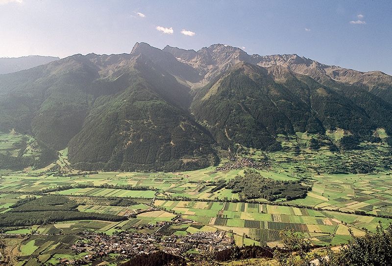 Der Mittelvinschgau mit der Eyrser- und der Tschenglser-Au in den Jahren 1980.  Die Wiesen, Äcker und Laubwälder der Auen boten dem Fasan damals noch den  geeigneten Lebensraum. Foto: Wolfgang Platter