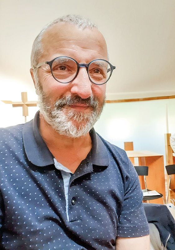 „Singen isch mear als in Mund auftean“ heißt ein Lied aus der Feder von Ernst  Thoma und beschreibt damit wohl am besten das Wesen dieses besonderen Vinschger Musikers und Kulturschaffenden.