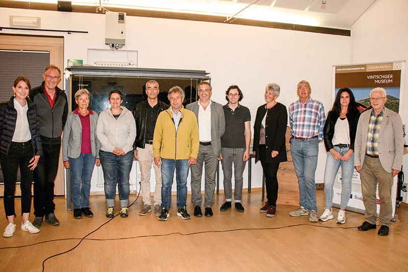 v. l.: Lissa Lobis, Florian Eller, Monika Kuenrath, Luiza Tischler,  Franz Prieth (BM Graun), Valentin Paulmichl, Heiko Hauser (BM Schluderns), Alexander  Lutt, Helene Dietl Laganda, Toni Patscheider (Präsident VUSEUM), Andrea Maas (Referentin Graun), Peter Trafoier (VizeBM Schluderns)