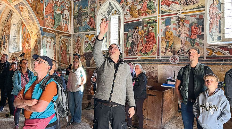 Ulrich Wielander bei der Führung in St. Stephan, einem Kulturerbe von großem kulturellen  und historischen Wert.