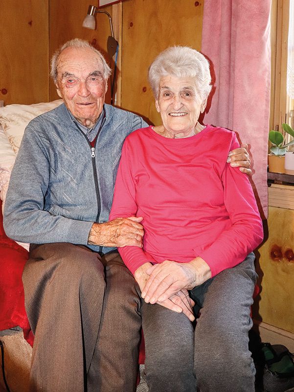 Friedrich Steiner, genannt „Friedl Maasch“ Jg. 1928 und Margareth Tappeiner, genannt Gretl, Jg. 1935 in Taufers i. M. Bei der Hochzeit 1958 war Friedl gesundheitlich so angeschlagen, dass er zu ihr sagte „I bin zfriedn, wenn i 50 Johr olt wear.“ Im vergangenen September hat er seinen 96. Geburtstag gefeiert.