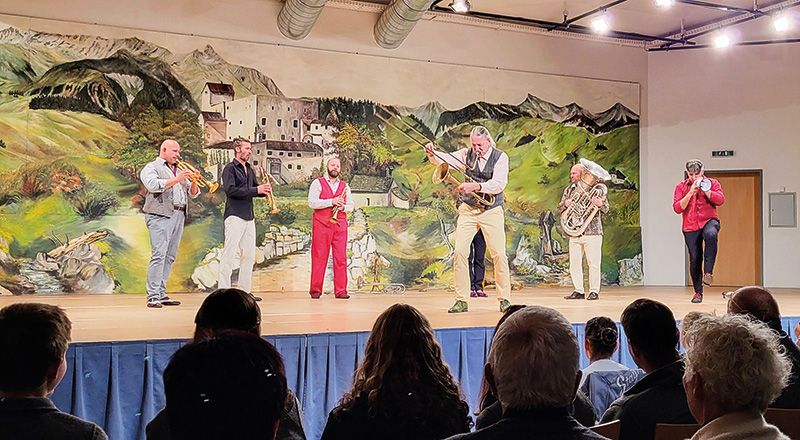 Blasmusikkunst und  Musikkomik vor Schloss Naudersberg