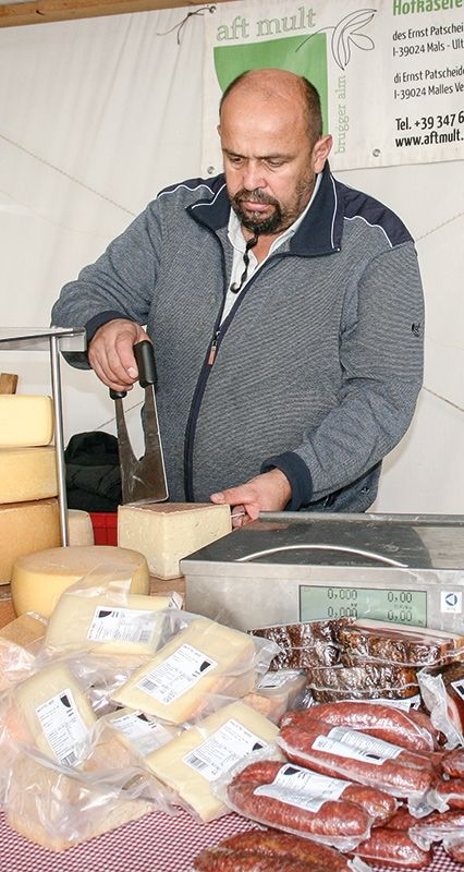 Ernst Patscheider von der Hofkäserei  „Aft Mult“ in Ulten bei Mals verkauft seine Produkte auf Bauernmärkten und ab Hof. 