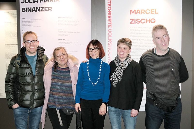 Die Kurse an der IVHS und am GWR sind für Menschen mit und ohne Beeinträchtigung gleichermaßen zugänglich - eine Bereicherung für alle Teilnehmer - ein Lernen voneinander v. l.: Marcel Zischg (Kursleiter der Schreibwerkstätte) und die Kursteilnehmer:innen Julia Maria Binanzer, Judy Maestri, Christine Weithaler und Martin Former