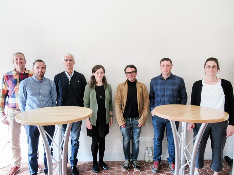  V. l. André Mallossek (Plattform Land), Fabian Schwarz (Vinschgerbau GmbH), Peter Erlacher (Experte für nachhaltiges Bauen), Ingrid Kofler (Uni Bozen), Markus Pescoller (Architektenkammer), Mathias Piazzi (Zimmerei Piazzi), Daria Habicher (Eurac Research)