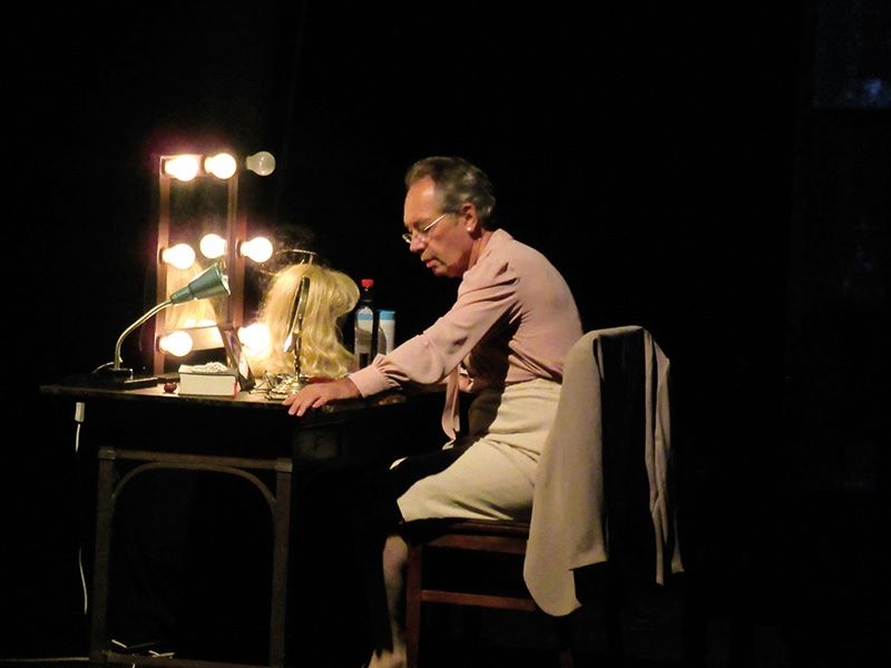 Das erste Theaterstück des Kulturinstituts in Schlanders war „Anne-Marie die Schönheit“ von Yasmina Reza, ein Monolog einer Schauspielerin, die immer nur Nebenrollen spielte. Ein Stück vom Theater Freiburg.