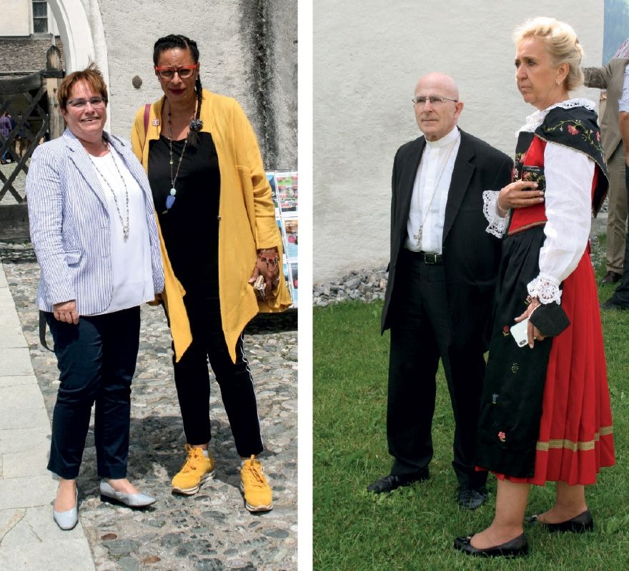 Warten auf den Bundespräsidenten vor dem Kloster St. Johann in Müstair. links: die Unternehmerin und Schweizer Nationalrätin Magdalena Martullo-Blocher mit  der Gemeindepräsidentin von Val Müstair Gabriella Binkert Becchetti; rechts: der neue Bischof von Chur Joseph Maria Bonnemain und die Präsidentin der Freunde St. Johann in Müstair Elisabeth Oltramare Schreiber.