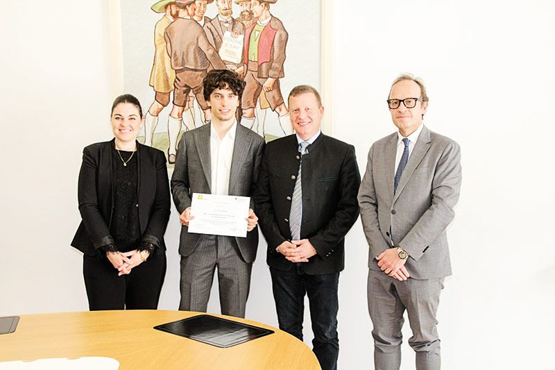 Alex Fleischmann erhält das 1. Stipendium des Südtiroler Bauernbundes