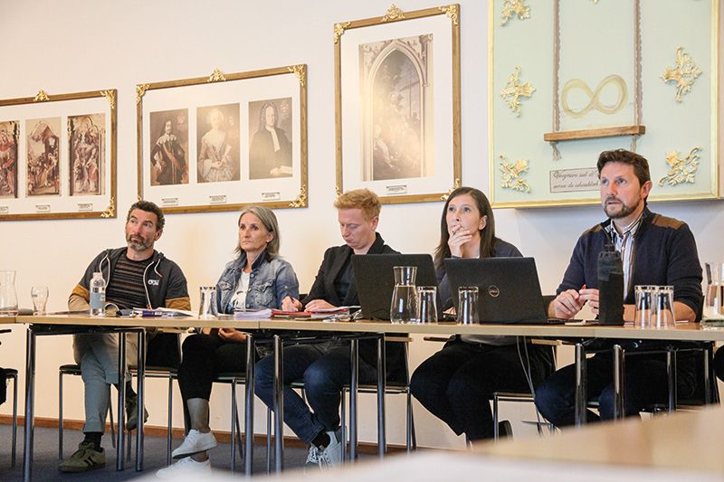 v. l.: Die Referent:innen Florian Gruber und Barbara Wieser Pratzner, der Vizesekretär Philip Fliri, die Generalsekretärin Kathia Götsch  und BM Zeno Christanell: Die große Aufgabe steht bevor, alle Geldmittel zu durchforsten, um die Energiekosten decken zu können 