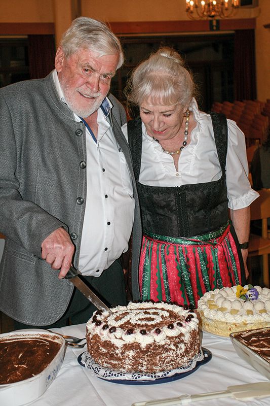 Hans Moriggl mit seiner Frau Emma am Kuchenbuffet