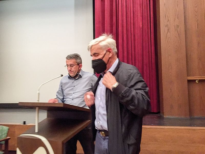 Links am Rednerpult der neue Bundesobmann Erich Larcher, rechts mit Maske Heinrich Gufler, der Wahlpräsident.