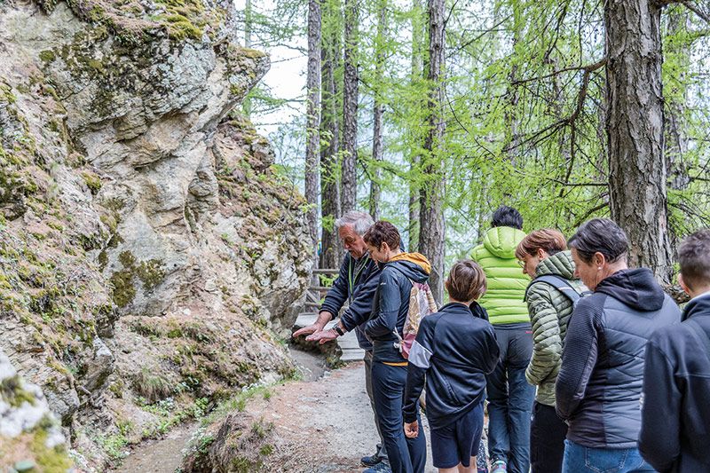 Fraktionsvorsteher Armin Plagg erklärt den Besucherinnen und Besuchern die Funktion des Malser Oberwaals