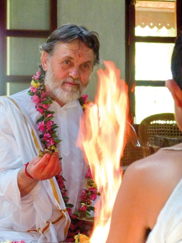 Peter Tappeiner bei einem vedischen Feuerritual zur Belebung der Naturgesetze