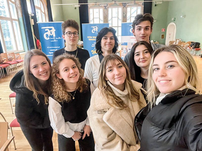 Die Meraner Delegation mit Julia Spechtenhauser aus Laas (ganz Links) und Julian Waldner aus St. Valentin (1. von links) 
