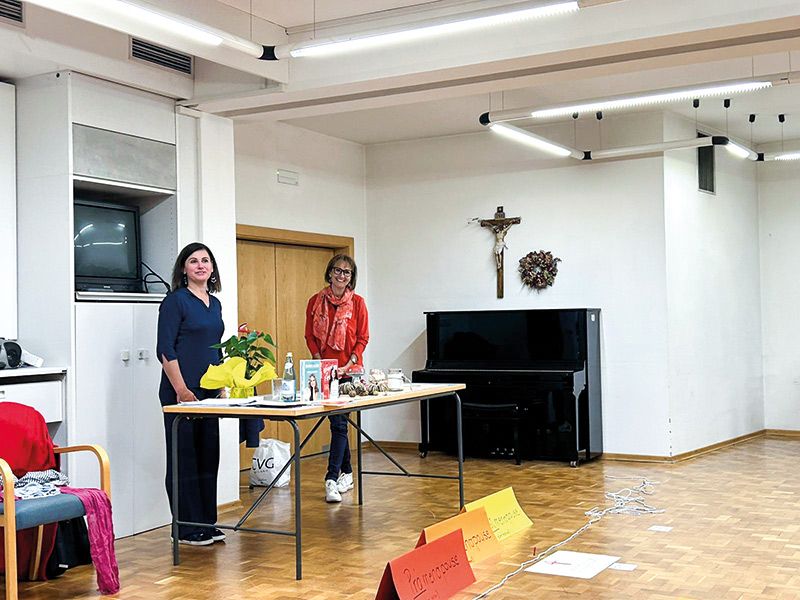Psychologin und Psychtherapeutin Eva Maria Pinggera und Karin Hitter, verantwortlich für die öffentlichen Biblothek Schluderns, beim Referat über die Wechseljahre im Gemeindesaal