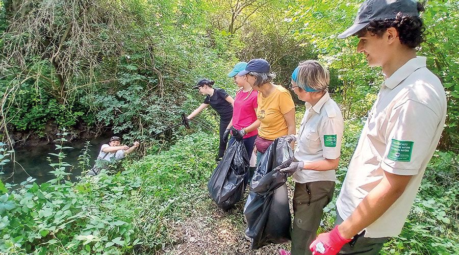 «Der Sackbach, ein Altarm der Etsch, der durch das Biotop fließt, wurde im Zuge der Aktion von allerlei Müll befreit. (Foto: Umweltschutzgruppe Vinschgau/Ingrid Karlegger)