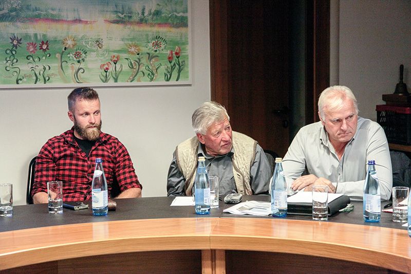 v. l.: Tobias Nischler, Christian Oberperfler und VizeBM Walter Laimer: Günstiges Borkenkäfer-Langholz für die Bürger, die mindestens 4 Jahre in der Gemeinde ansässig sind