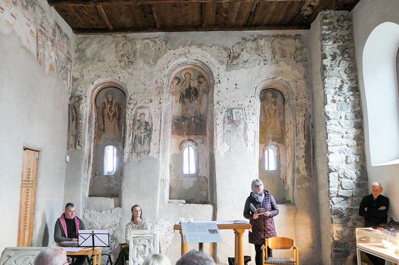 Die Kunsthistorikerin Helene Dietl Laganda stellte am 12. Oktober in der Benedikt-Kirche von Mals ihre beiden Kulturführer vor. Musikalisch umrahmt wurde die Buchvorstellung von Gernot Niederfriniger und Franziska Telser.