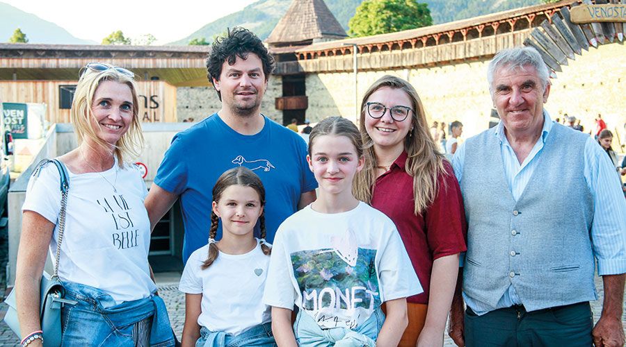 Die Familie Gerstl mit (v.l.) Marion, den Töchtern Stella und Goia Marie und mit dem Präsidenten der Tourismusgenossenschaft Lukas Gerstl, der Direktorin Katharina Fritz und dem Programmchef Michl Gamper