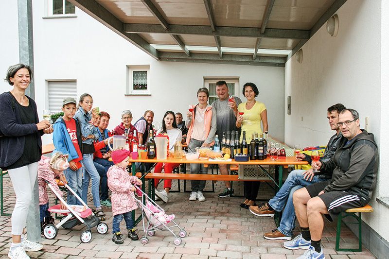 Auftakt zum Nachbarschaftsfest gegen 11.30 Uhr „In den Tälern“ in Schluderns; Im Laufe des Tages wurde die Gruppe größer.