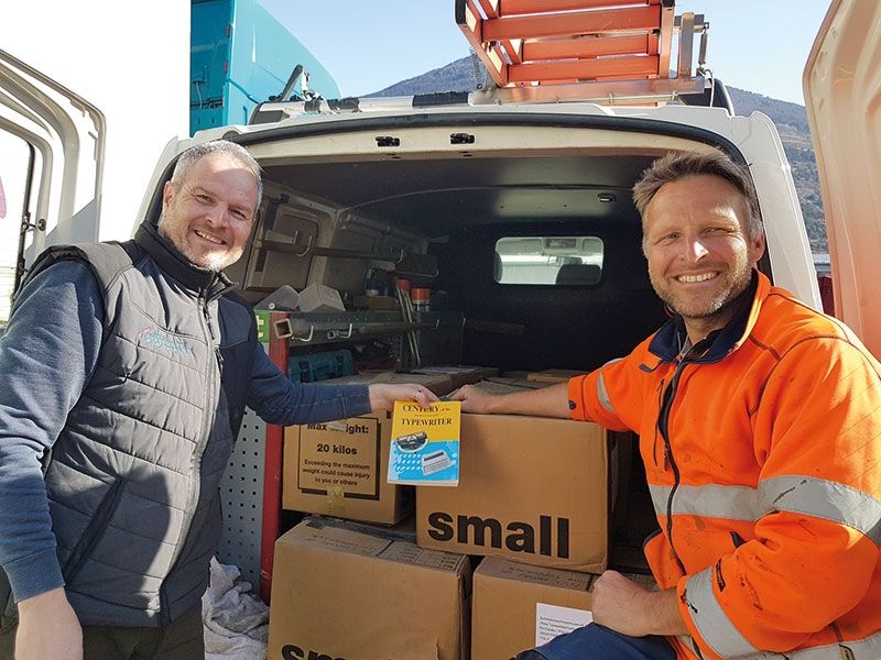 Beim Abholen der Bücher in Prad Ende März v.l.: Patrick Thialer vom Transportunternehmen Thialer zusammen mit Gemeindearbeiter Stefan Tappeiner beim Aufladen der Bücher