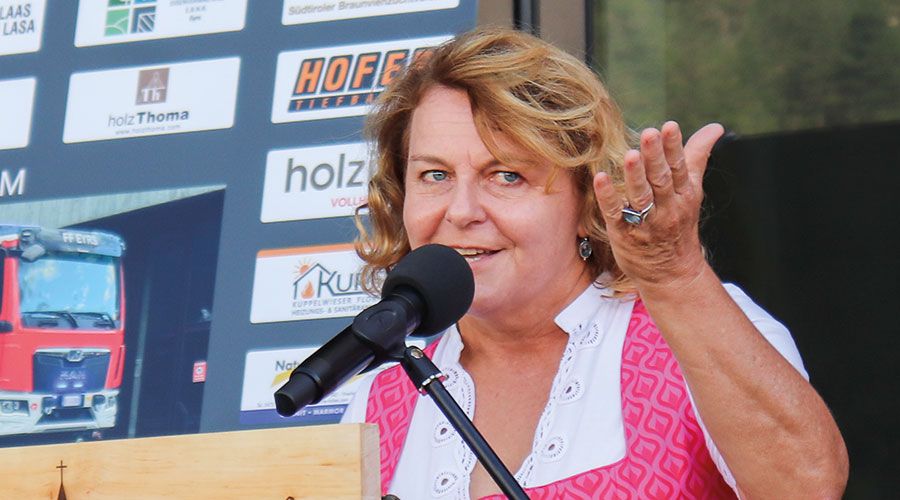 « Es braucht Gebäude und Geräte, vor allem aber braucht es die Feuerwehrfrauen und -männer, die rennen, wenn der Piepser abgeht.  Landeshauptmann-Stellvertreterin Rosmarie Pamer