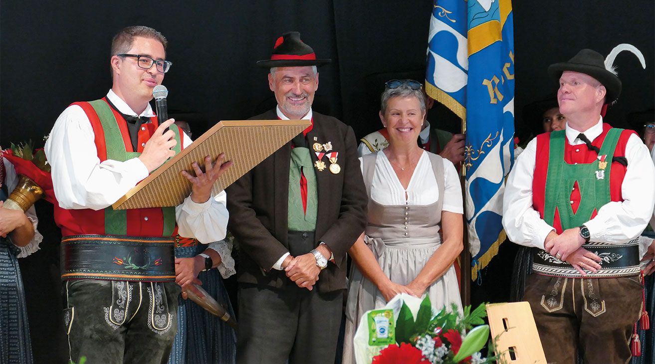 Bezirksobmann Sebastian Prieth ernennt  Manfred Horrer zum Bezirksehrenobmann