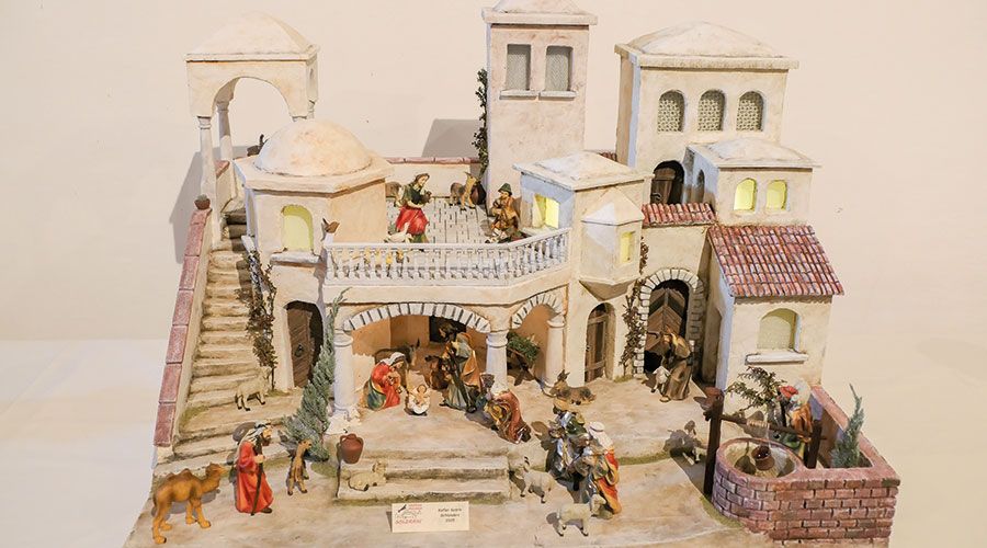 Die Krippenfreunde Goldrain präsentierten ihre selbst gebauten Krippen im Graf-Hendel-Saal vom Schloss Goldrain