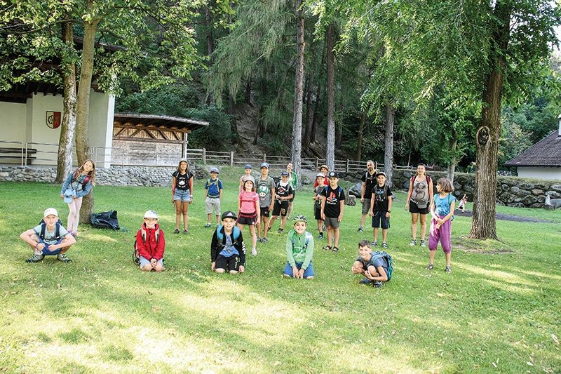 Schludernser Park: die Gruppen mit ihren Betreuerinnen und dem Betreuer beim Start ins Urmenschen-Abenteuer