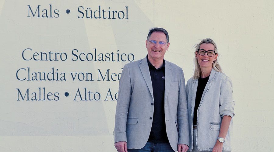 Werner Oberthaler, Direktor des Oberschulzentrums Mals und Evi Hilpold, Geschäftsführerin der Südtiroler Sporthilfe freuen sich über die Fortführung der Zusammenarbeit.