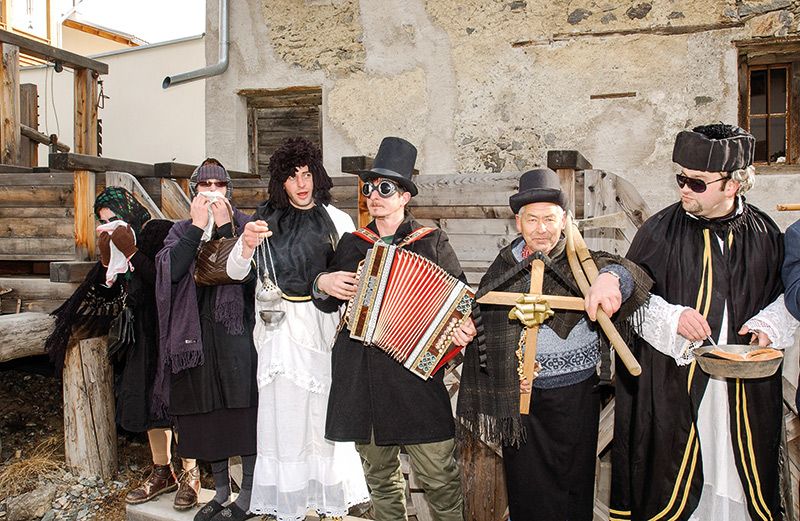 Das Vintschger Museum „Vuseum“ zeigt sehenswerte Ausstellungen in drei historischen Fasnachtsorten: In Laatsch bis zum 3.2.2023 in der Alten Mühle, in Prad vom 6. bis 17.02. in aquaprad und in Stilfs vom 18. bis 24.02. 2023 im Kulturhaus Stilfs www.vuseum.it/veranstaltungen